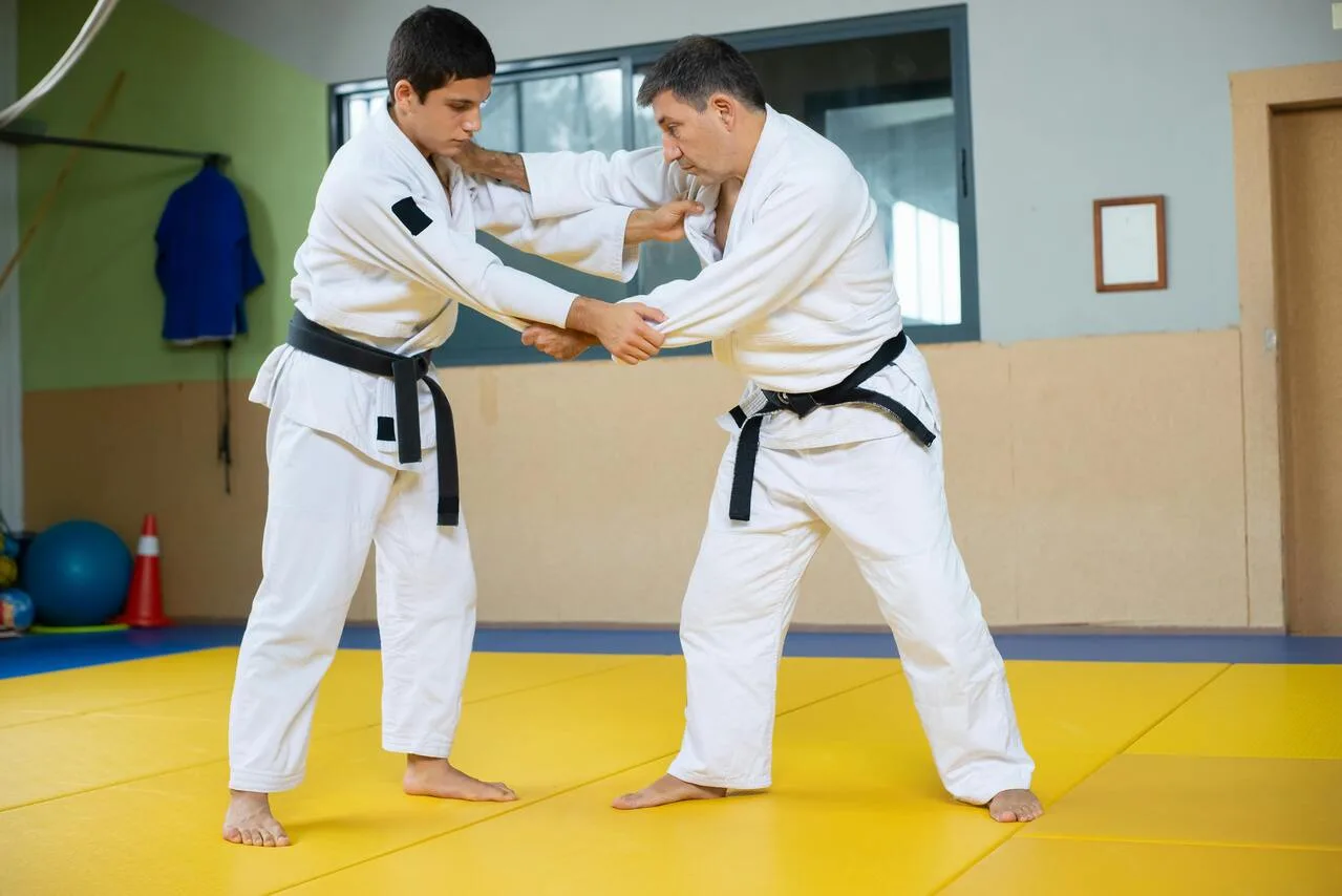 Judokas sur un tatami jaune